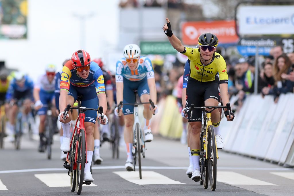 Olav Kooij survives punchy opening stage of Paris Nice to clinch