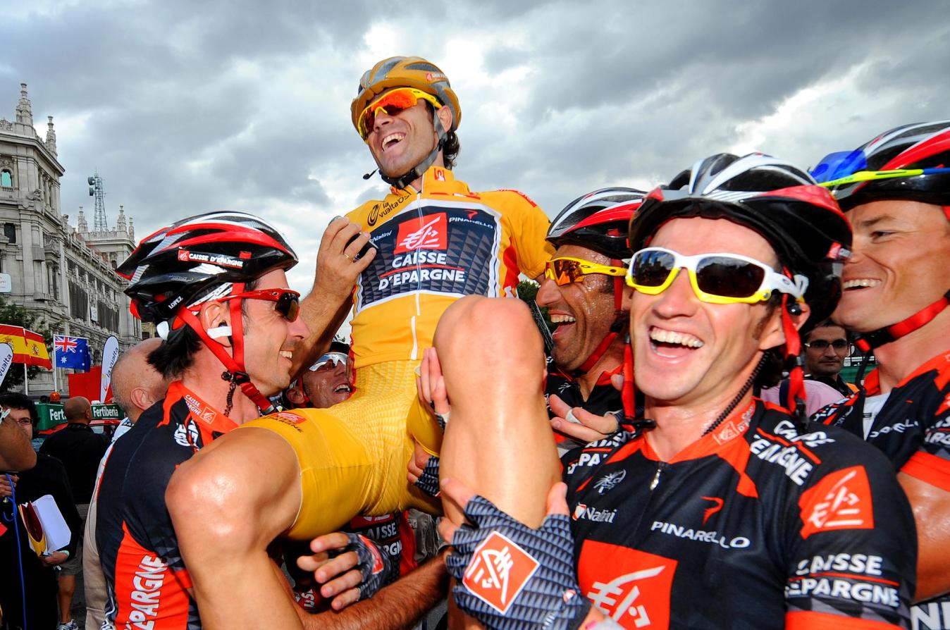 Alejandro Valverde and his Caisse d'Epargne teammates celebrate his 2009 Vuelta a España victory 