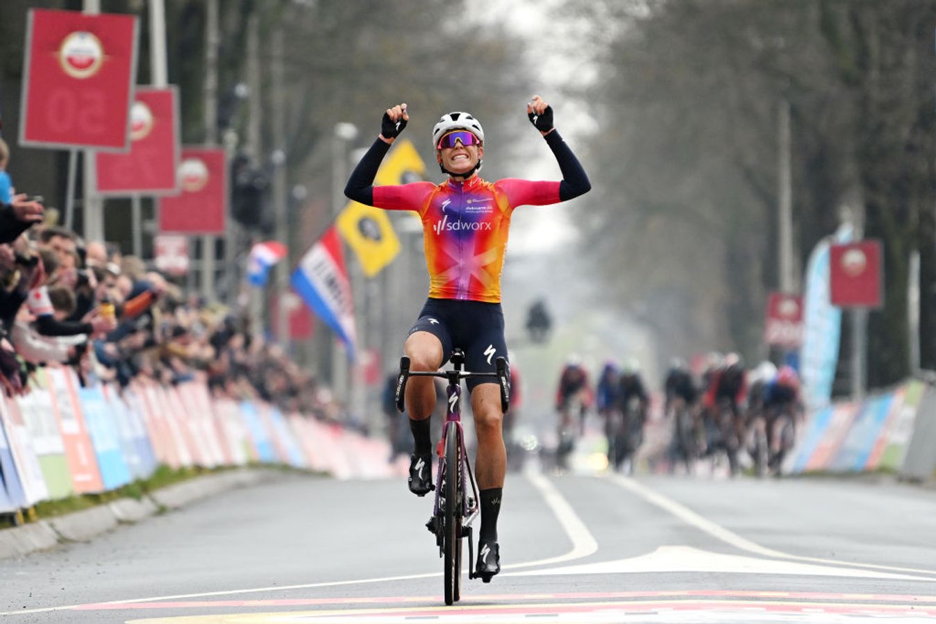 Demi Vollering wins the 2023 Amstel Gold Race