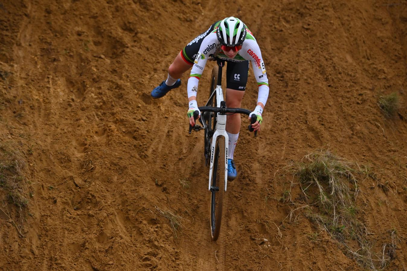 Inge van der Heijden threatened to catch the leading duo at times during the race, but eventually came home third after an impressive ride 