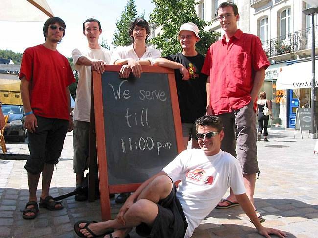 Scoop : les Groove boys à visage découvert.