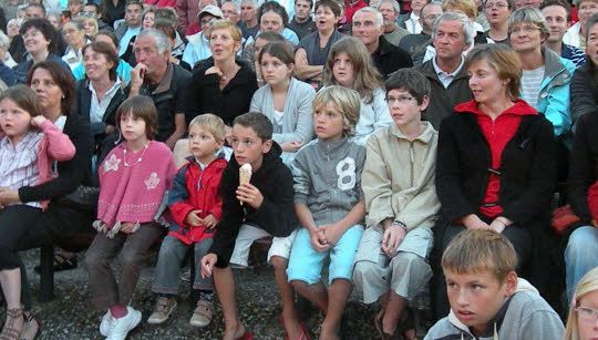 D'abord sages, les spectateurs n'ont pas tardé à s'enflammer au contact du groupe déjanté des Groove Boys.