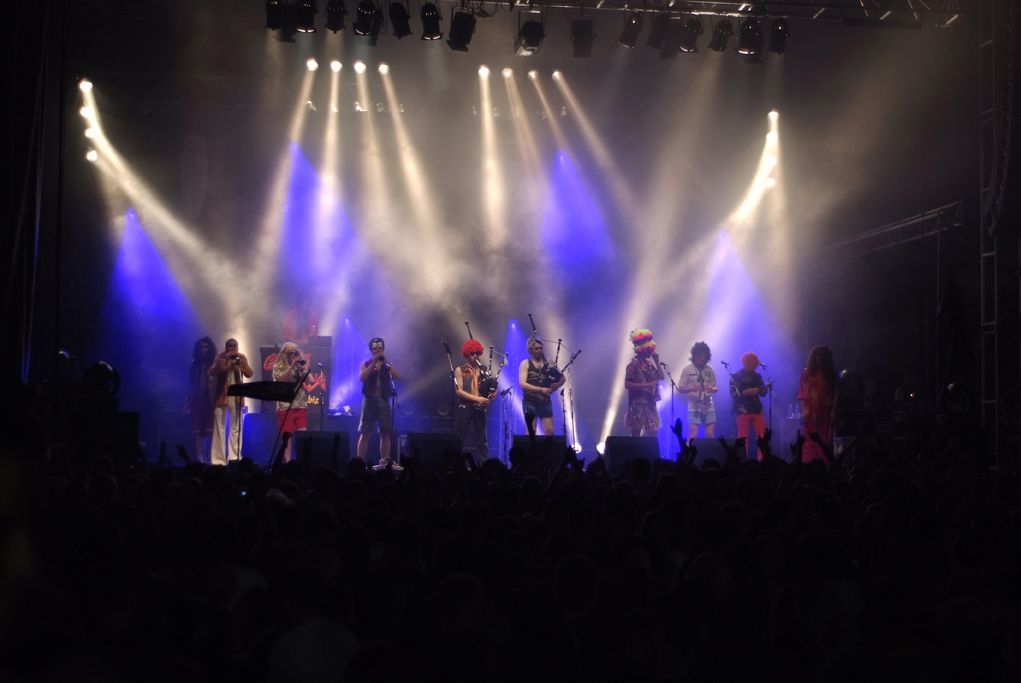Enrollañ a raio ar strollad Groove Boys e bladenn dirak an dud, d'an 22 a viz Mae e Gwipavaz hag e Forest-Fouenant en deiz war-lerc'h.