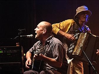 Sur scène, le groupe Red Cardell sera accompagné d’invités de marque, Dan Ar Braz et Jimme O’Neill.