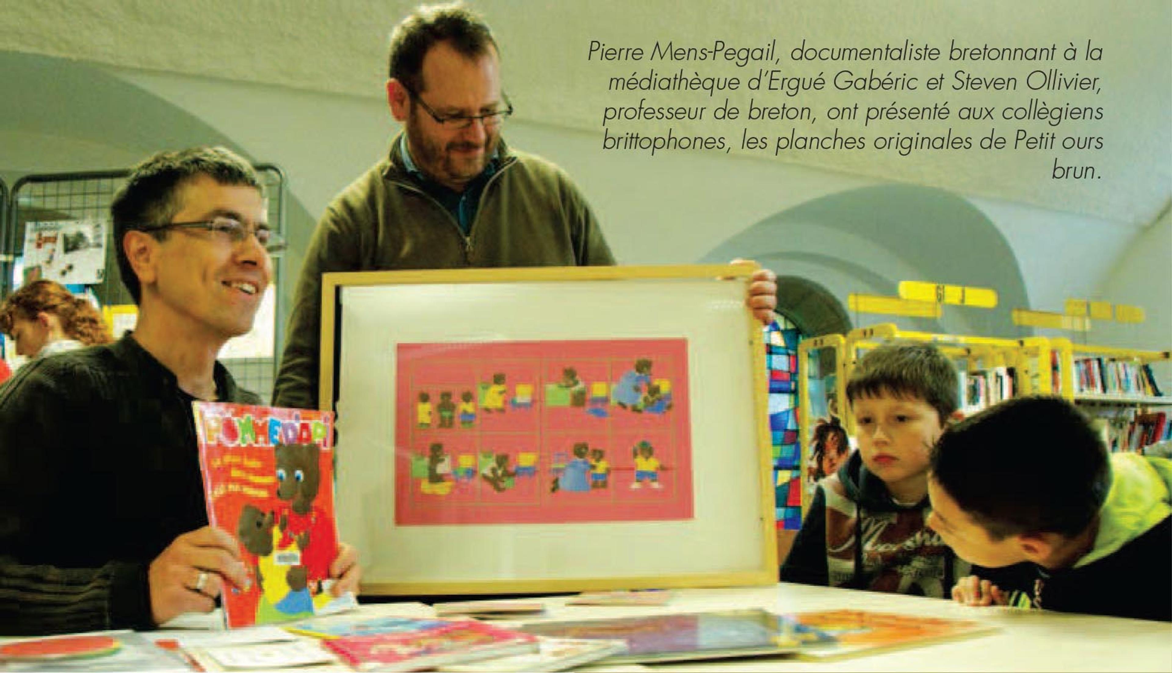 Un ourson divague dans l'école