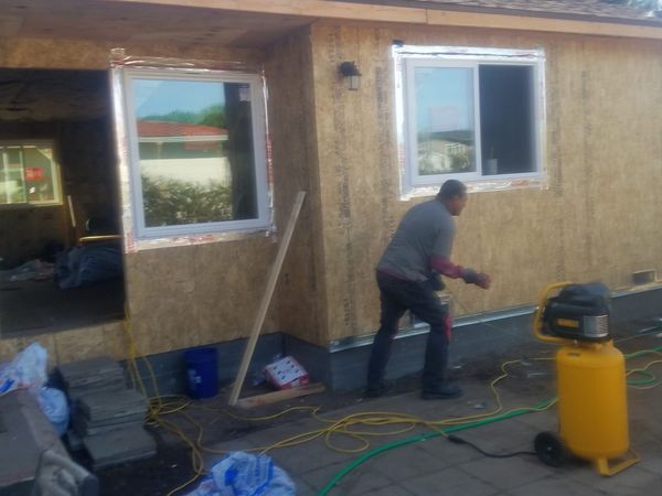 Craftsman applying stone cladding on scaffolding