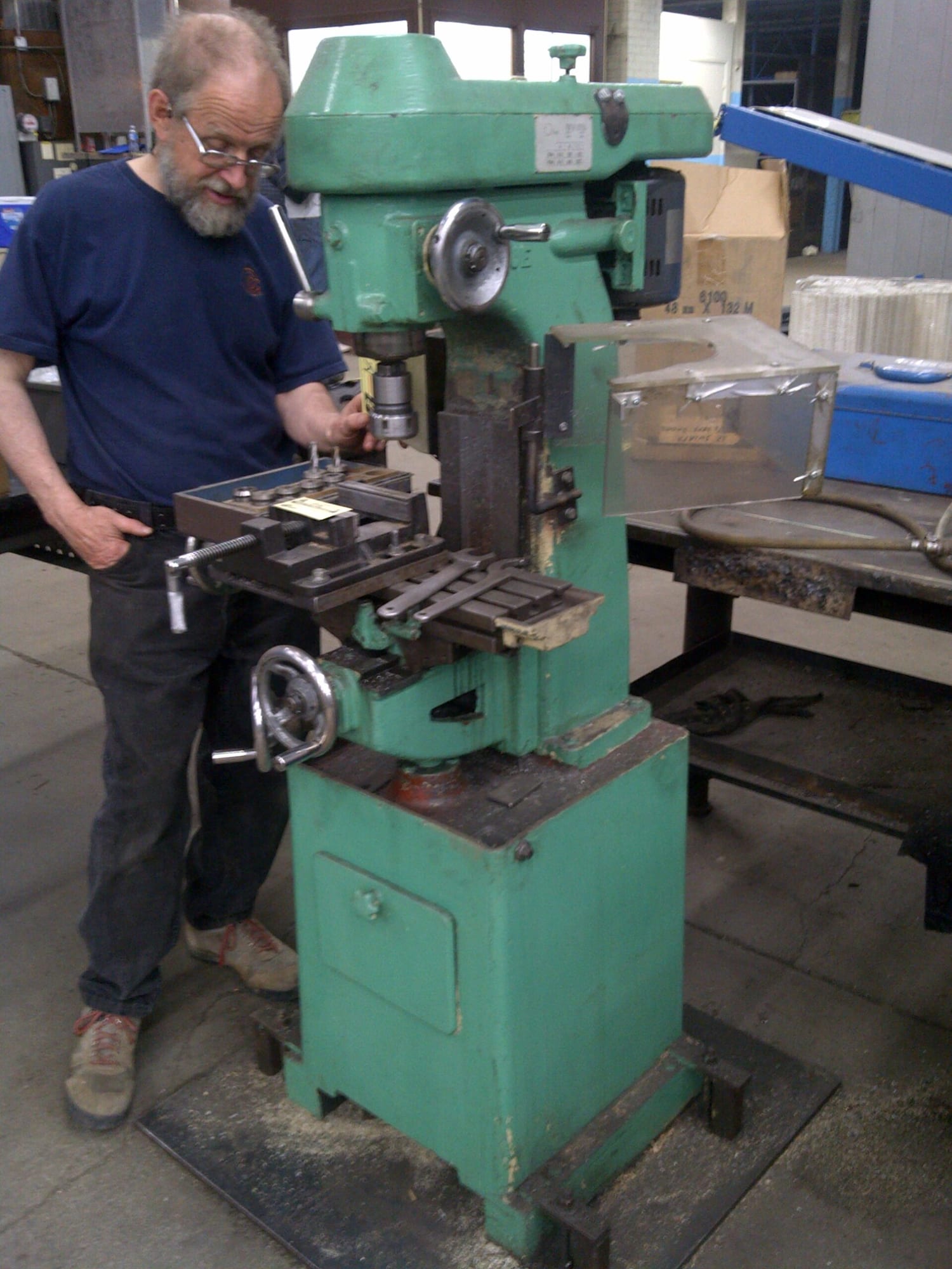 Vertical Milling machine, knee type, full features.      all cast iron, (INOUE, Japan)
