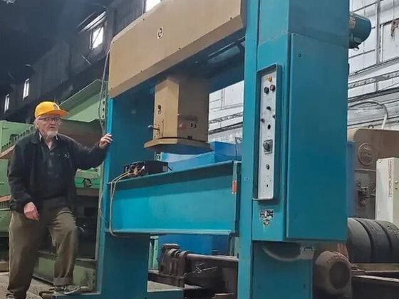 USM-Travelling-head-clicker-press-die-cutting-press