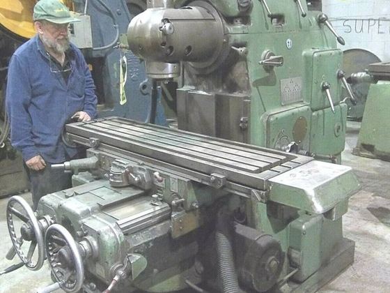 Vertical Milling Machine, Universal Head, 40 speeds, Feeds + Rapid Trav X,Y & Z