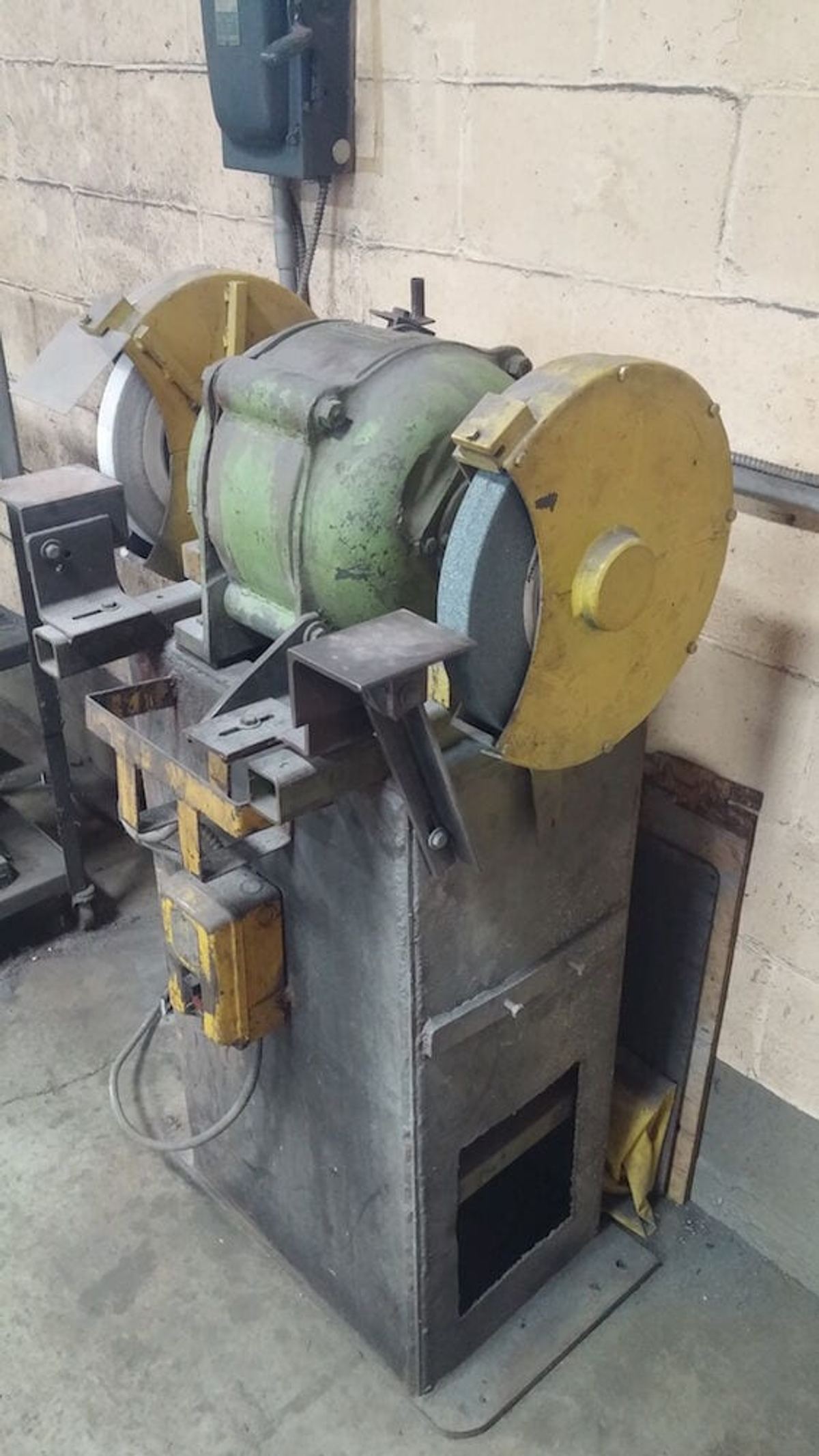 Pedestal Grinder 'Delstar' 3hp 1150rpm, twin 14" wheels (USA)