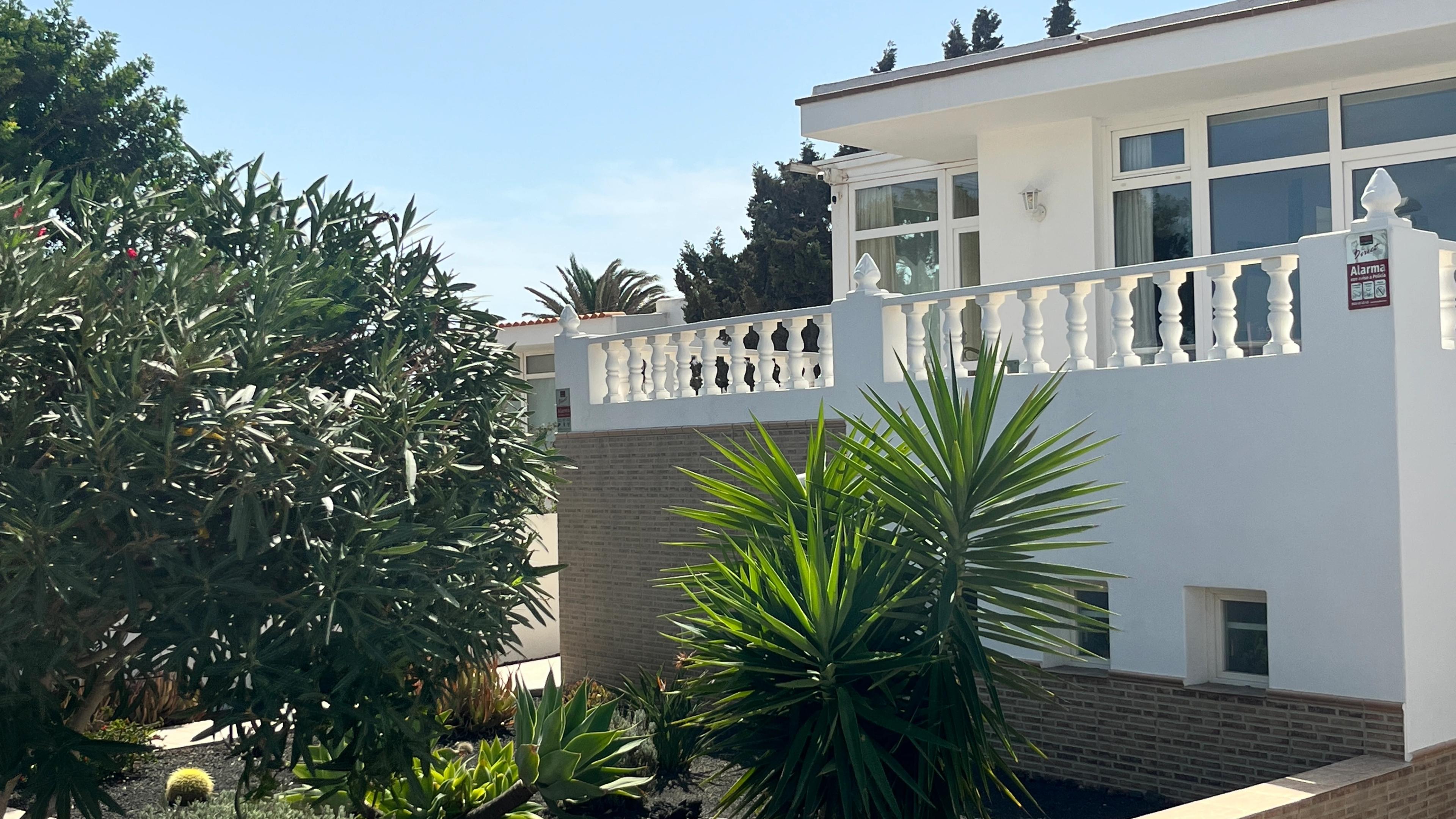 Country house with mature garden, Güime