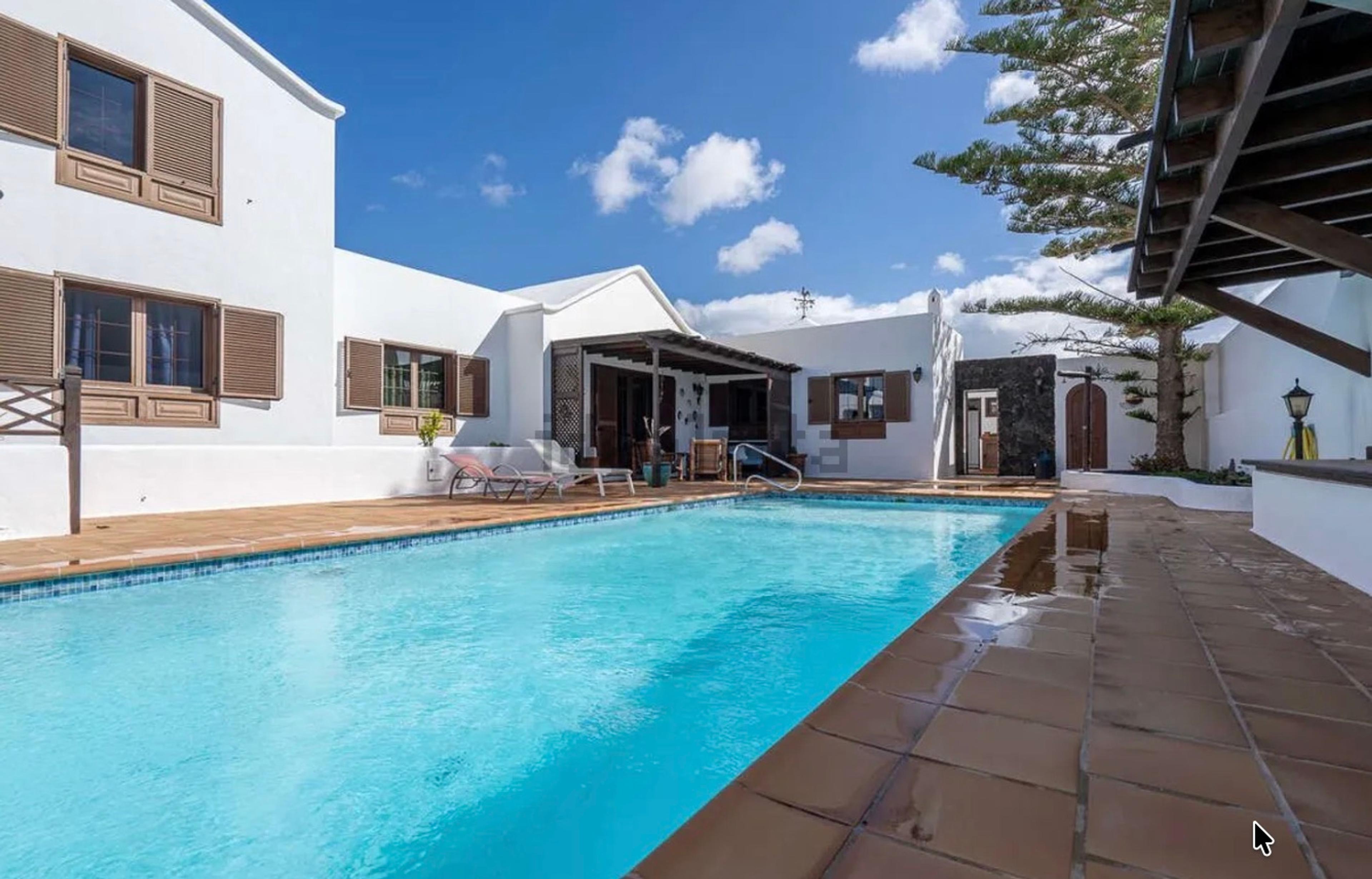 Detached Villa in El Cable-La Concha