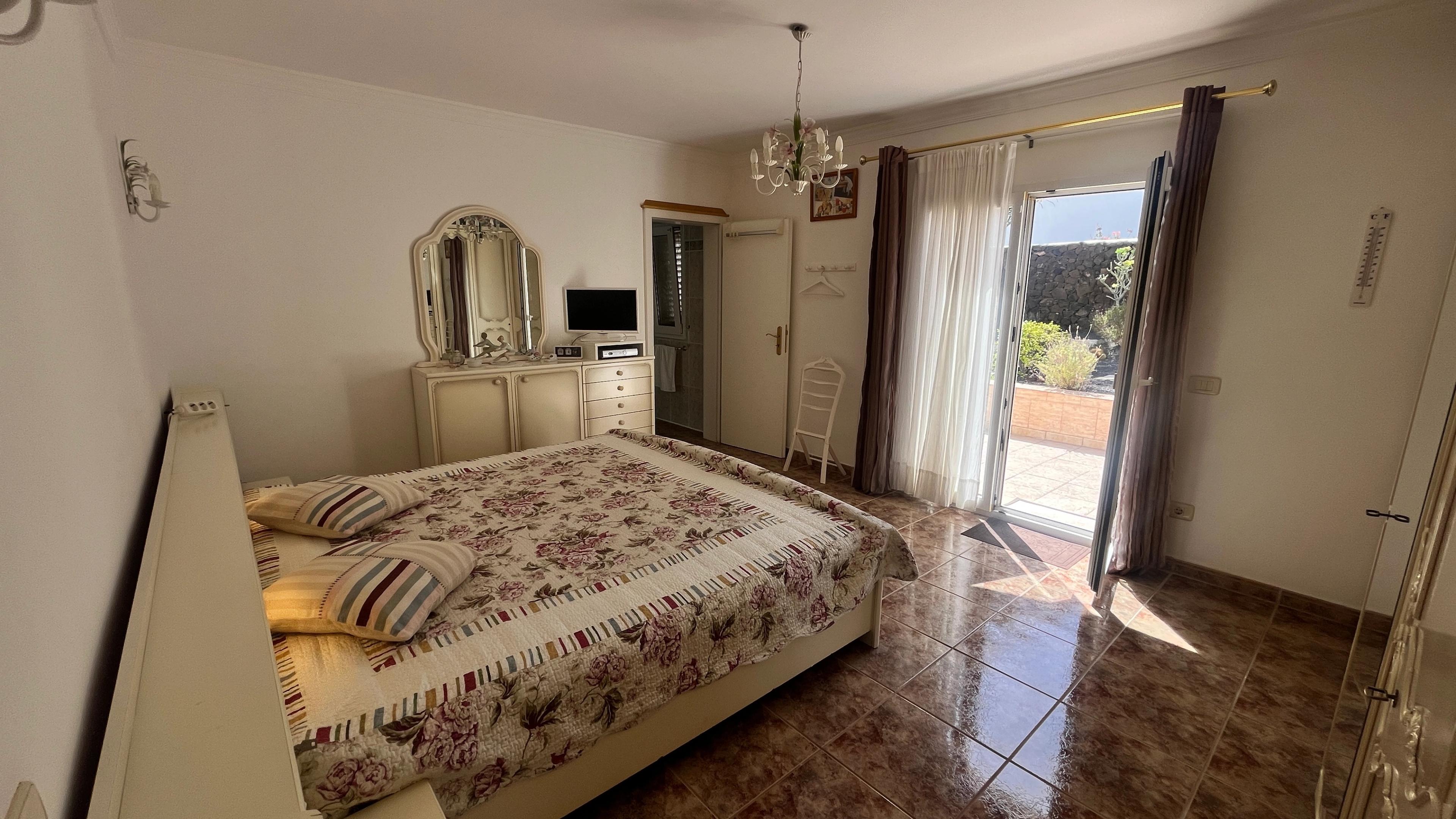 Country house with mature garden, Güime