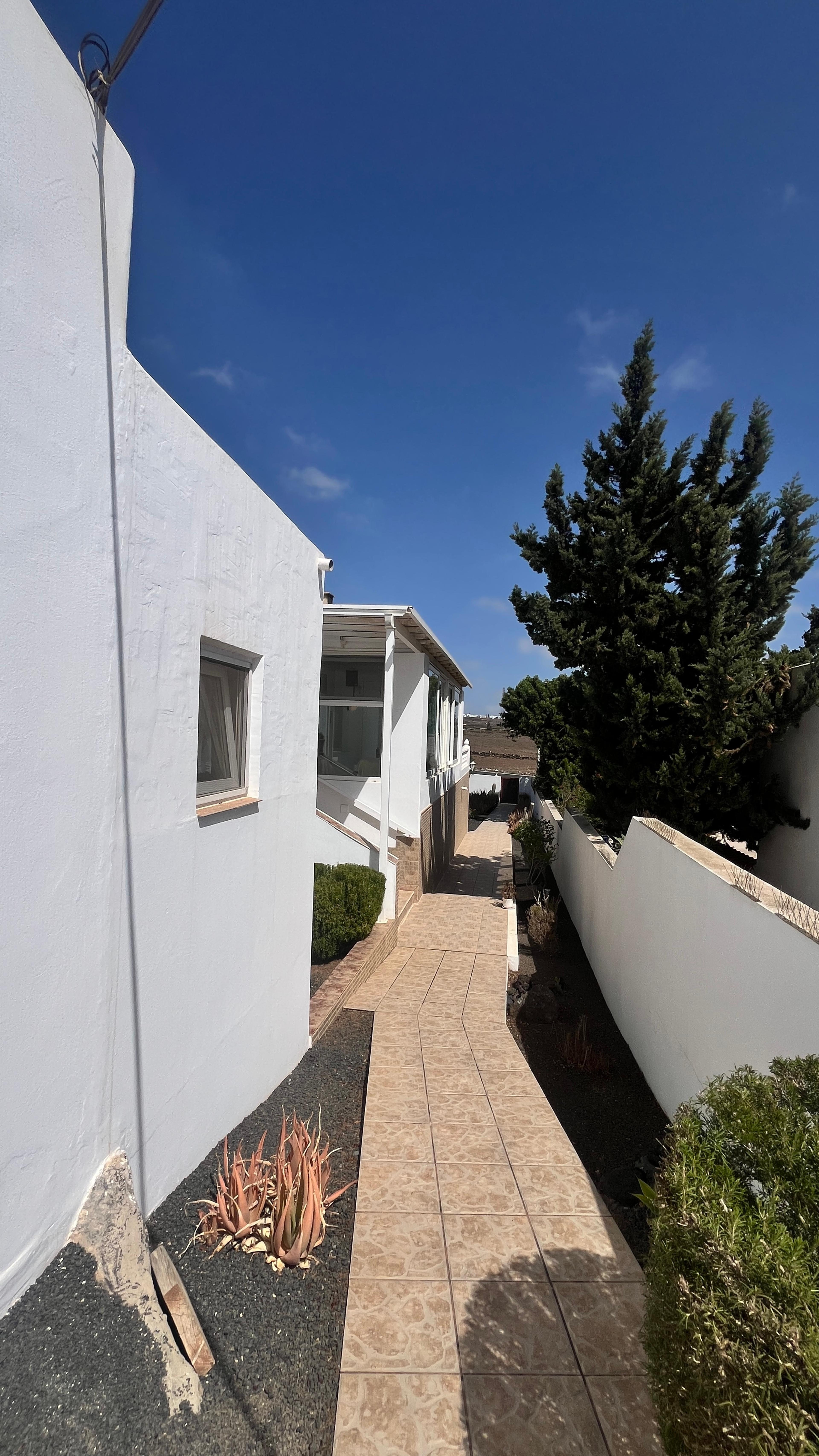 Country house with mature garden, Güime
