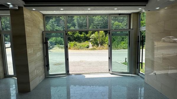 SAVRŠENO OPREMLJEN POSLOVNI PROSTOR ZA IZDAVANJE - 200 m OD BOLNICE