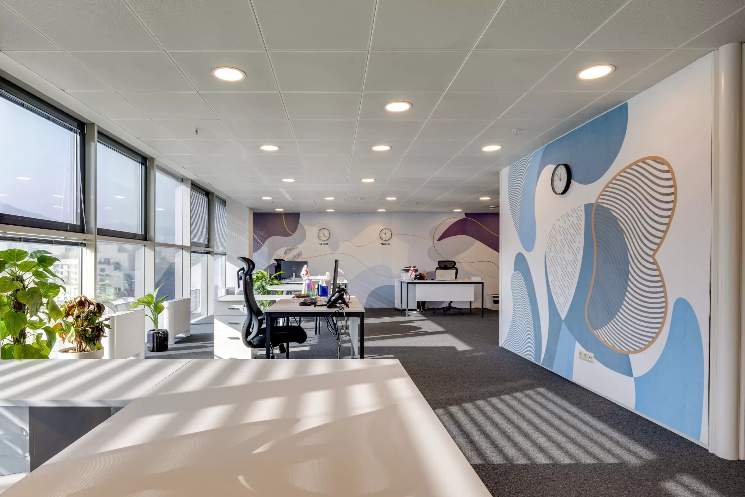 Office interior design in Tbilisi - KOTRA's open work zone by the windows, in natural light