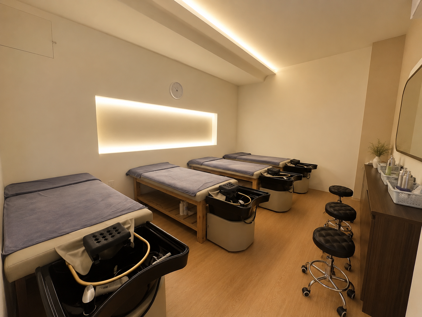 Win Royal Spa 专业洗头房间，配备多张按摩床和专业洗头盆，环境整洁舒适