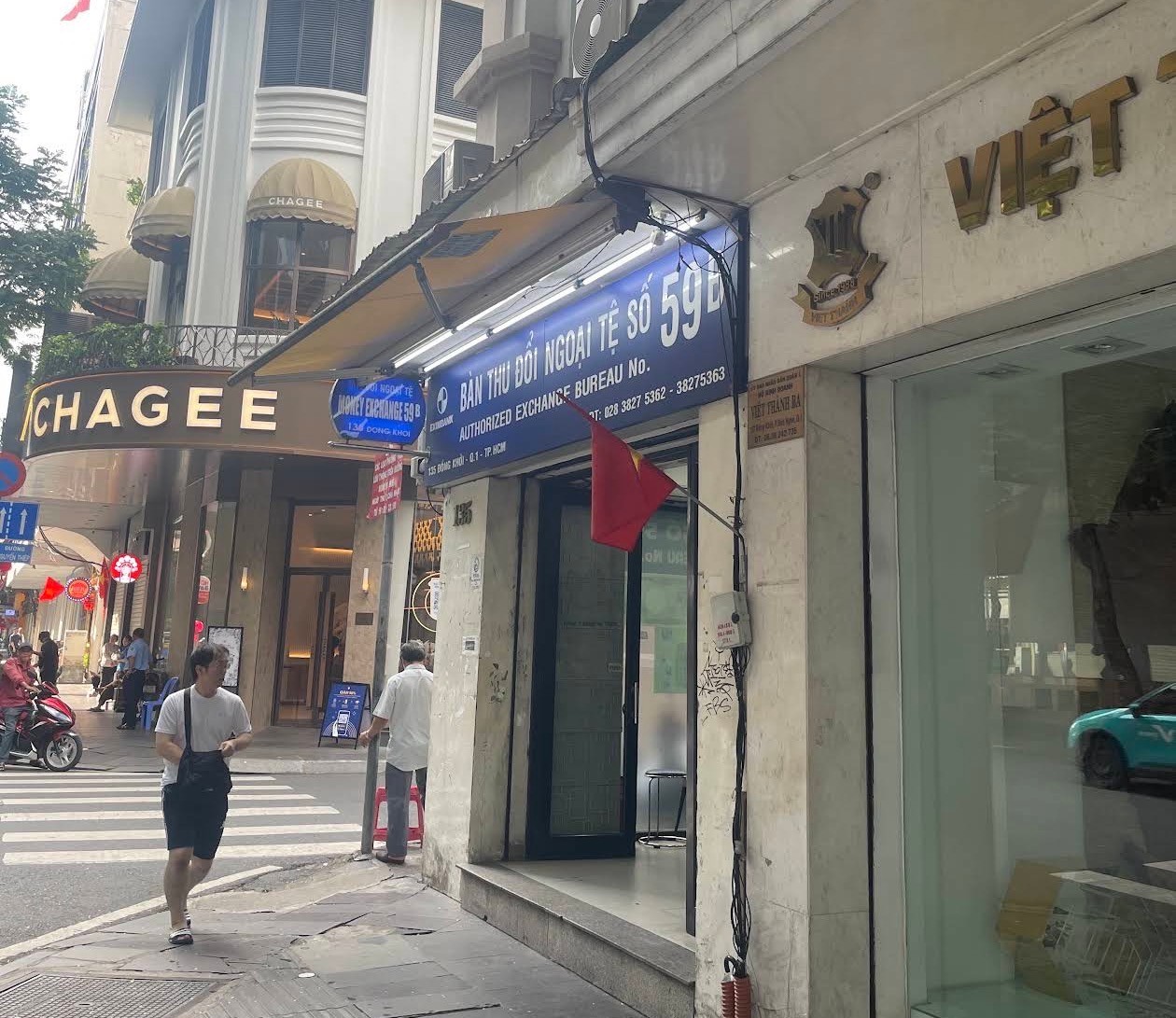 东起街 135 号外币兑换代办处 59B 招牌，Eximbank 授权合法换汇，位于胡志明市第一郡