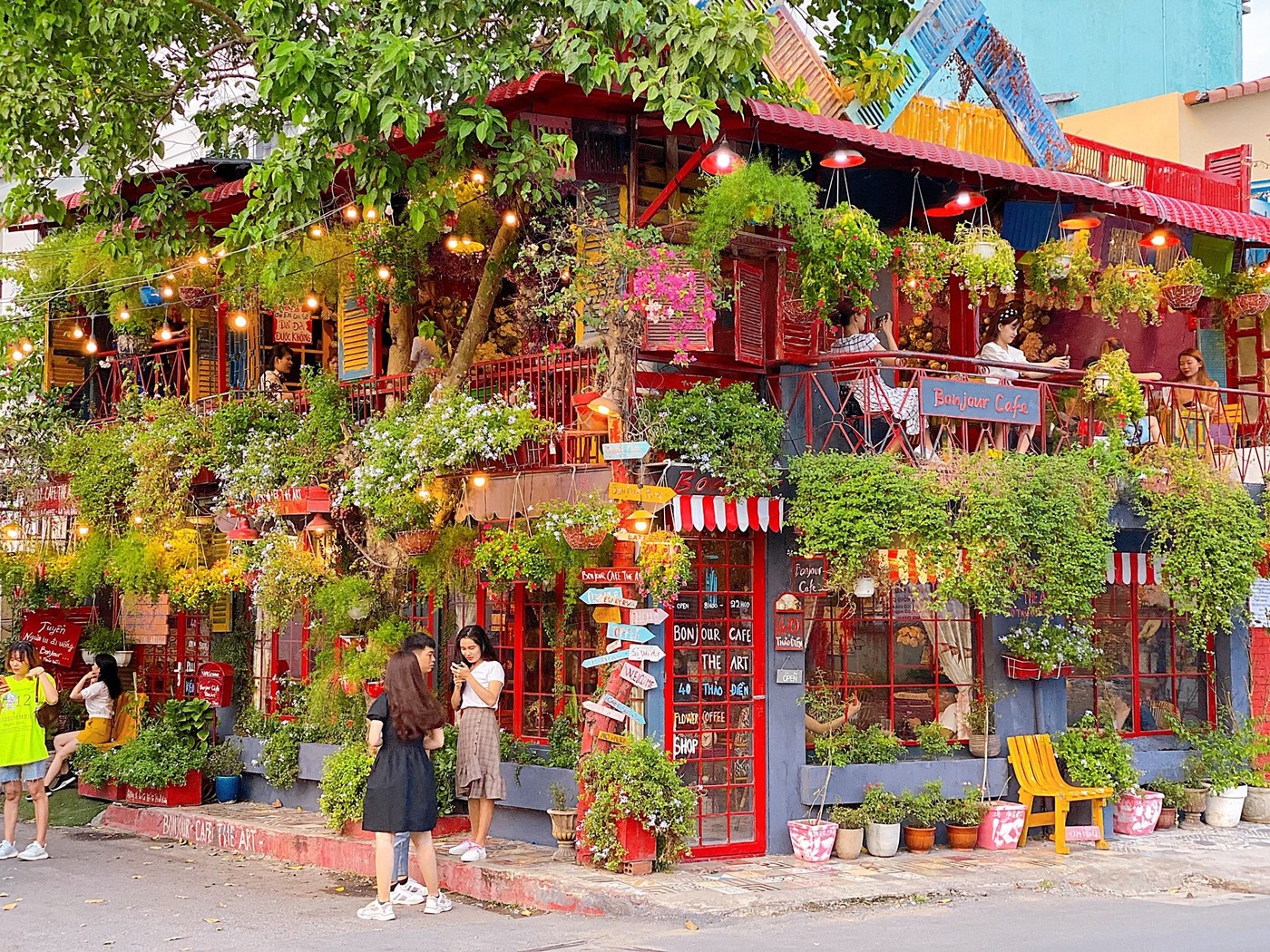 草田区（Thảo Điền）著名网红打卡咖啡厅 Bonjour Cafe The Art，满墙绿植搭配红色法式装潢，位于 40 Thảo Điền