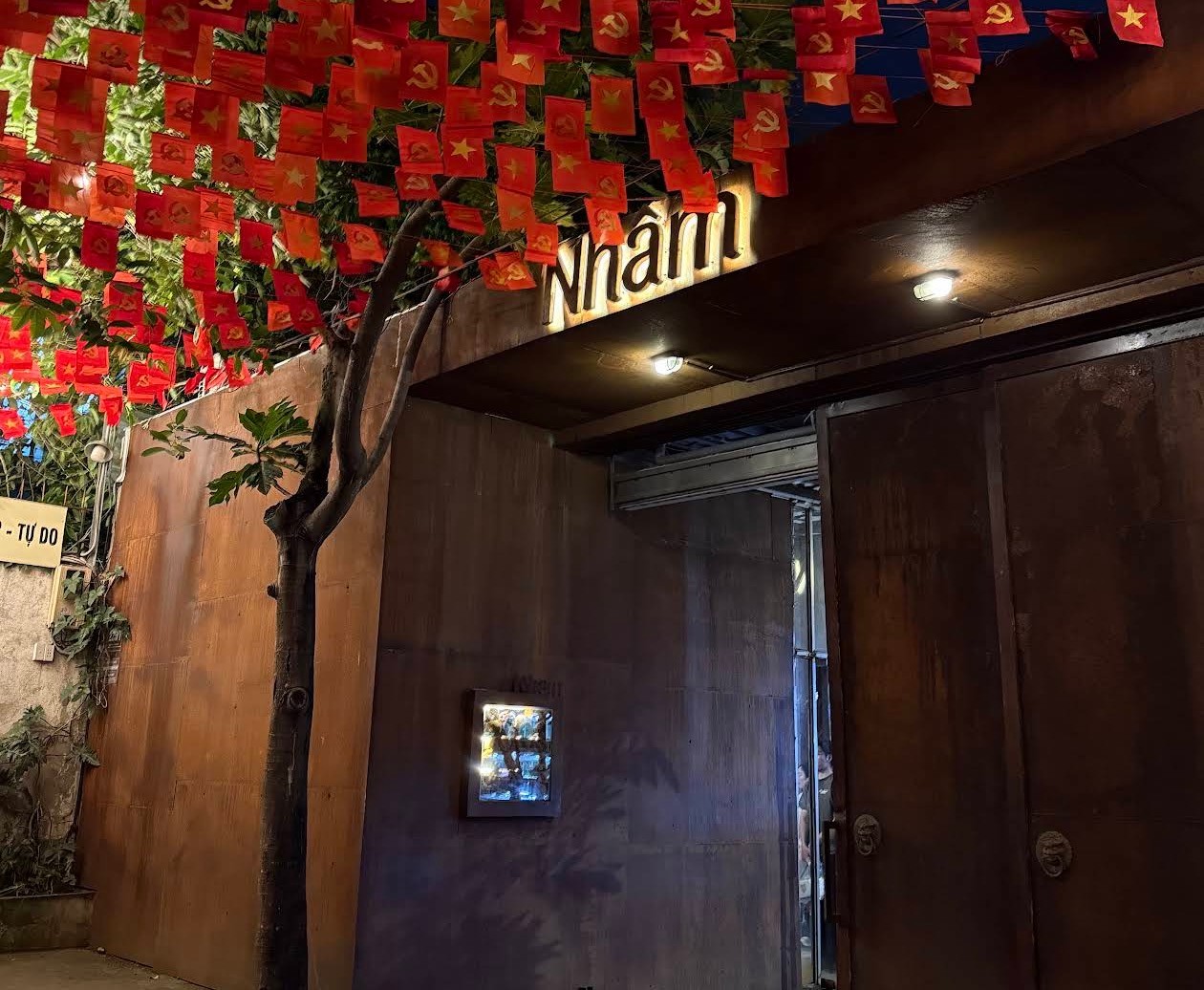 2026 胡志明市 Nhâm Café 圖書牆咖啡店打卡攻略 / Win Royal Spa 皇家越式按摩