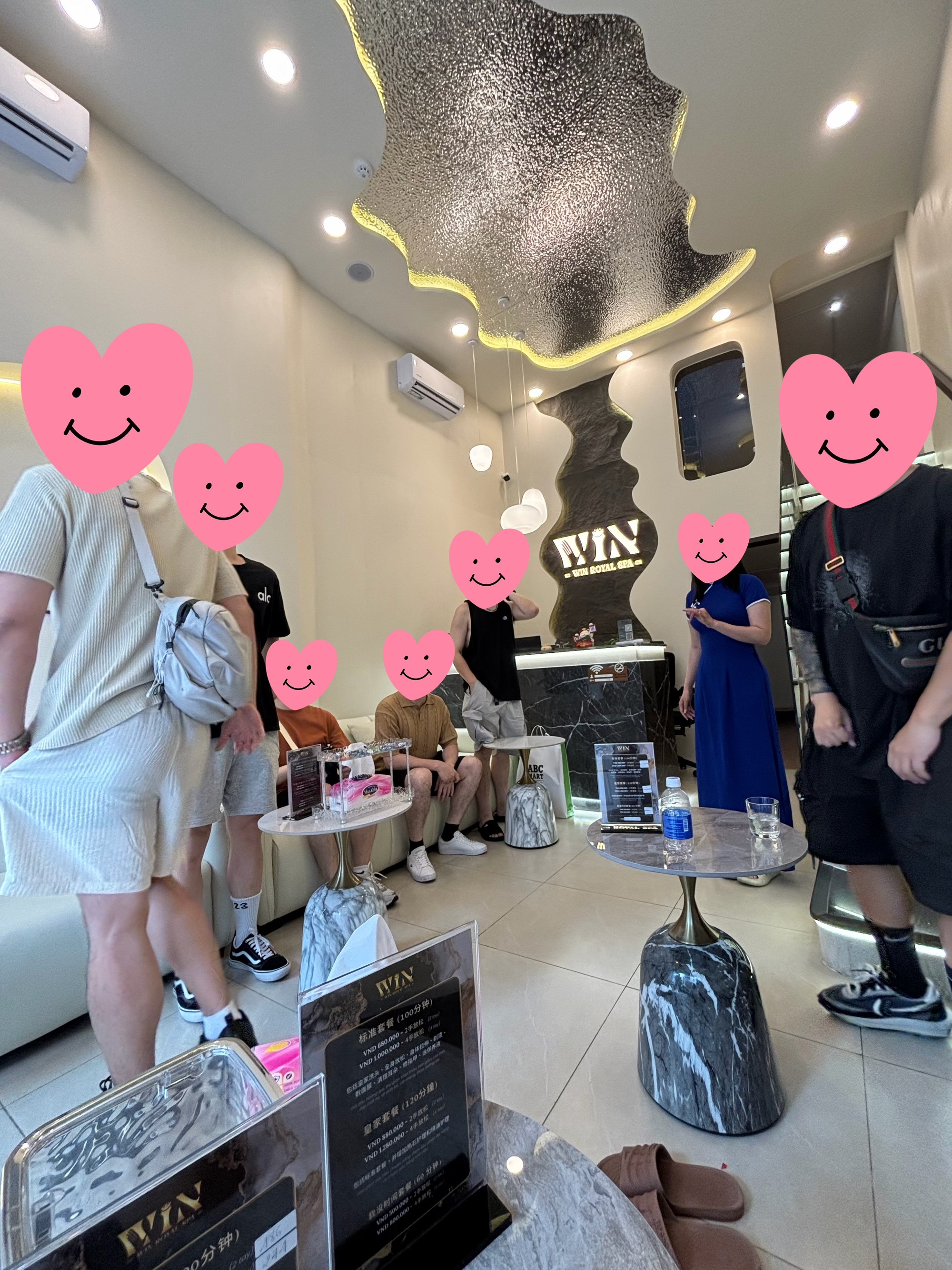 Win Royal Spa 大厅等候区，多位顾客正在等候服务，环境明亮舒适