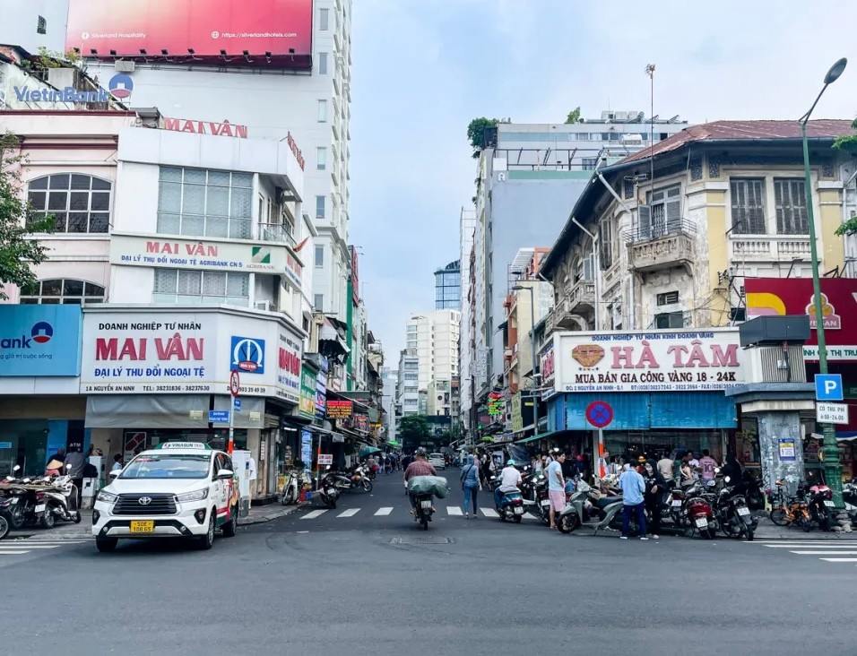 Mai Vân（梅云）与 Hà Tâm（河心）两间找换店隔街相望，位于胡志明市第一郡阮安宁街
