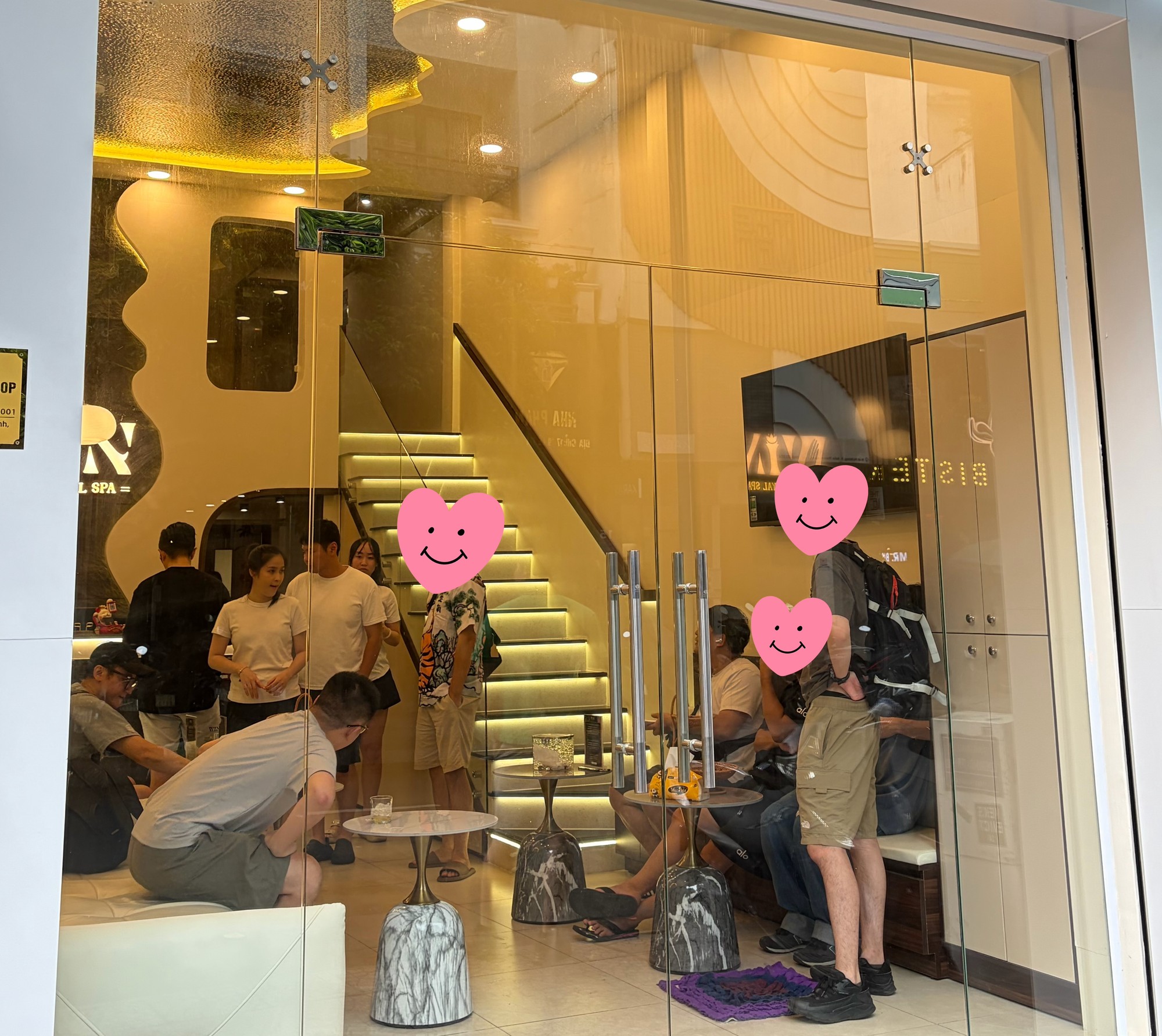 Win Royal Spa 玻璃门外通透景象，可见等候中的顾客 — Win Royal Spa 皇家越式按摩