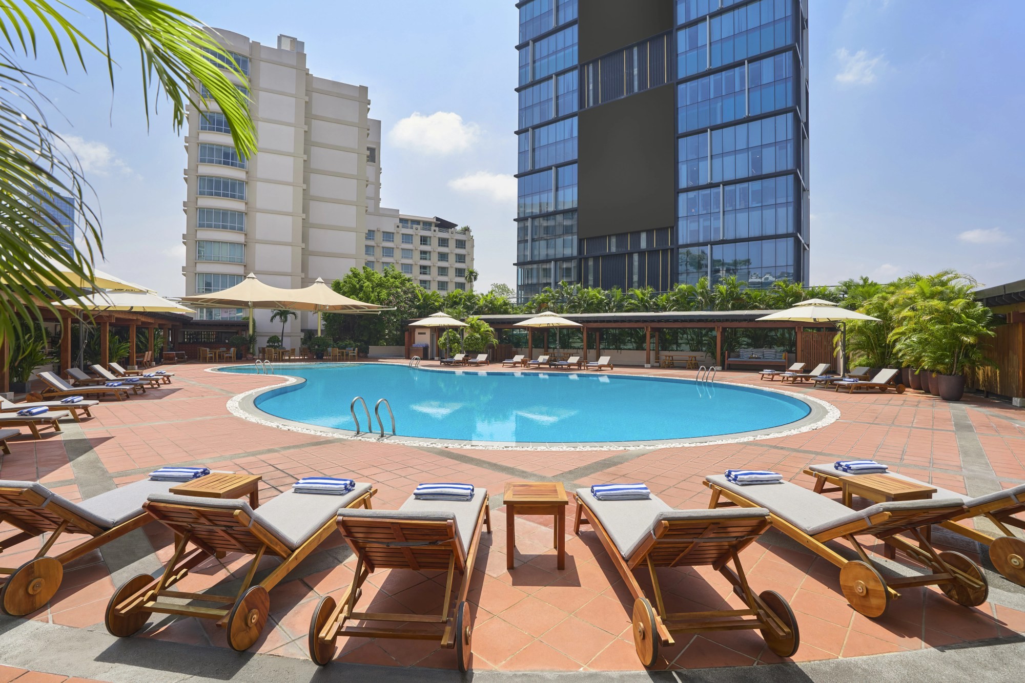 New World Saigon Hotel 大型戶外泳池，旁邊就是胡志明市繁忙的市區街道，五星級酒店設施一覽無遺
