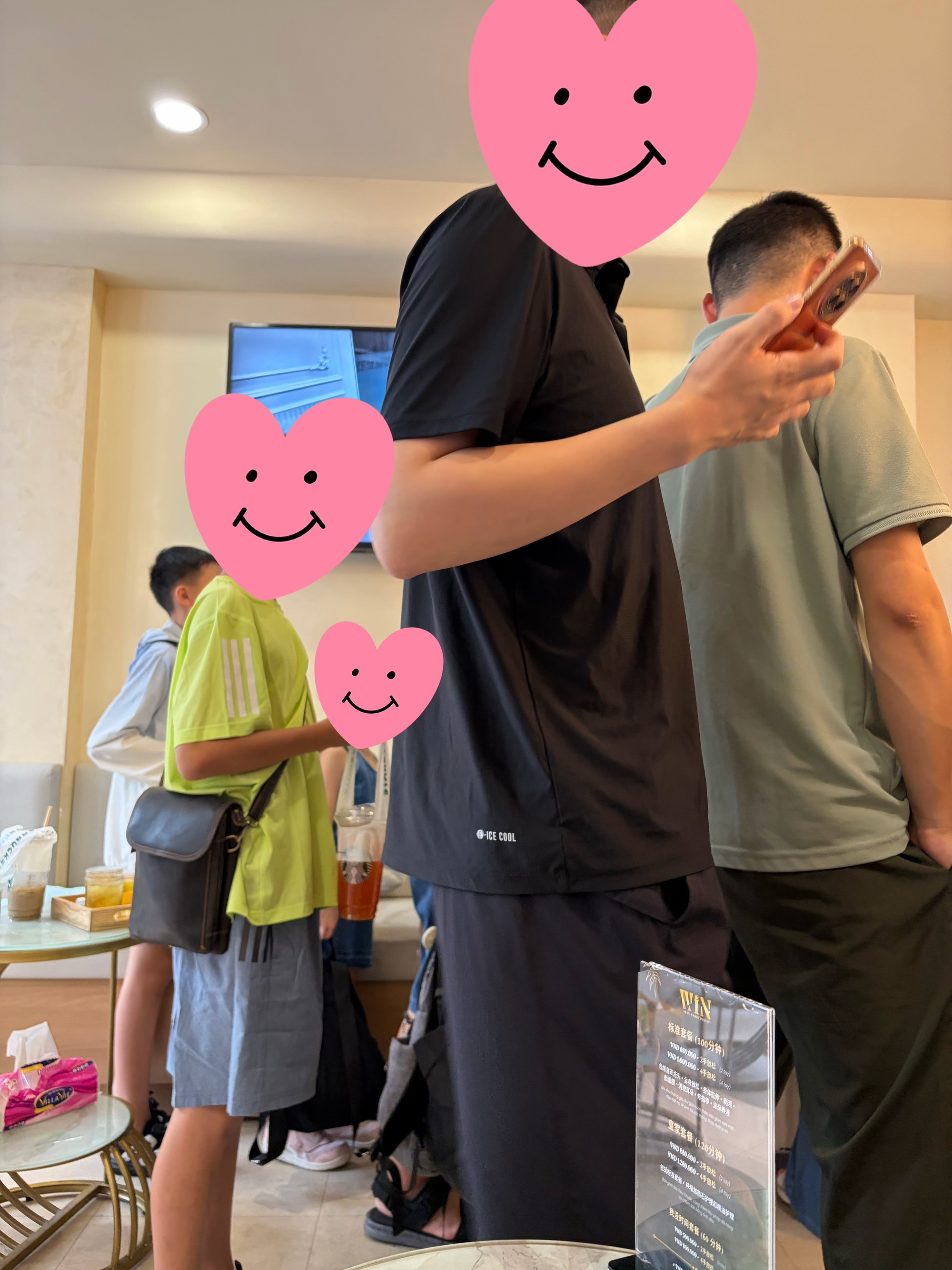 Win Royal Spa 店内等候区，有小朋友及多位家庭顾客等候服务 — Win Royal Spa 皇家越式按摩