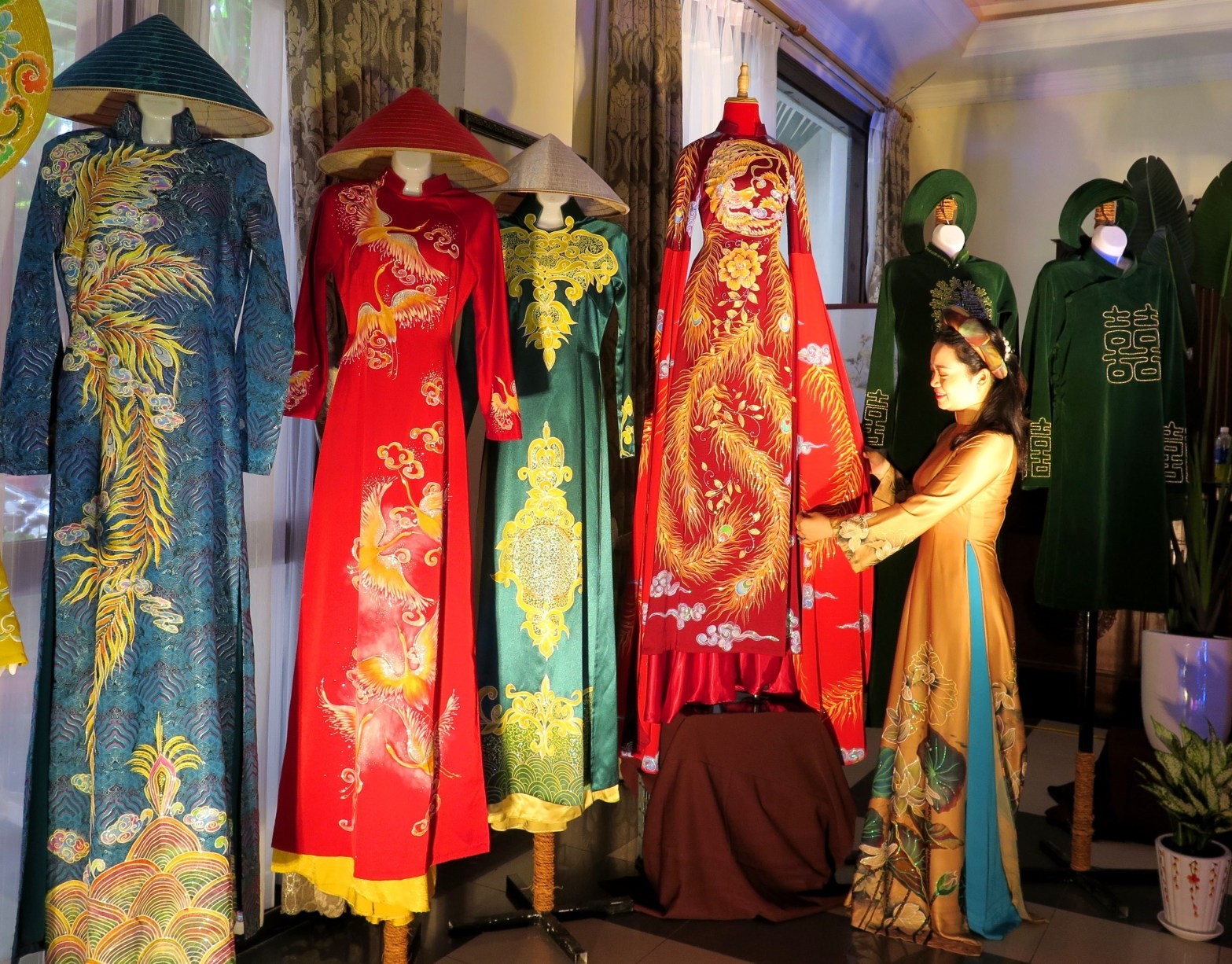 越南奥黛传统服装多款色彩展示，展现奥黛的多样性与文化底蕴