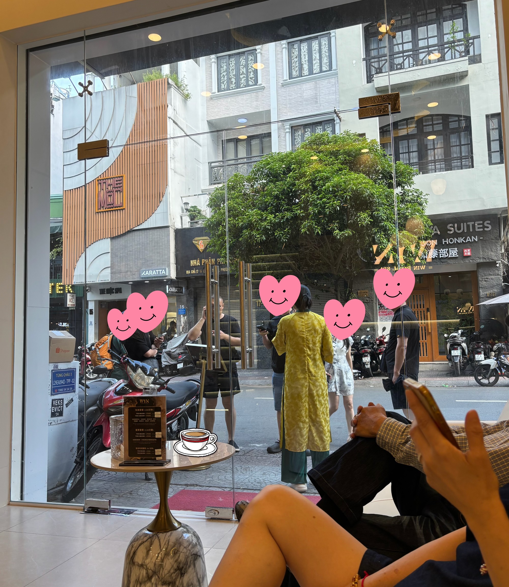 从 Win Royal Spa 大厅向外望，透过落地玻璃可见胡志明市街景，环境通透