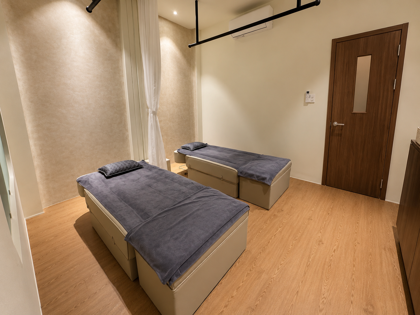 Win Royal Spa 双人按摩房间，两张舒适的按摩床并排，适合情侣或朋友同时享受服务