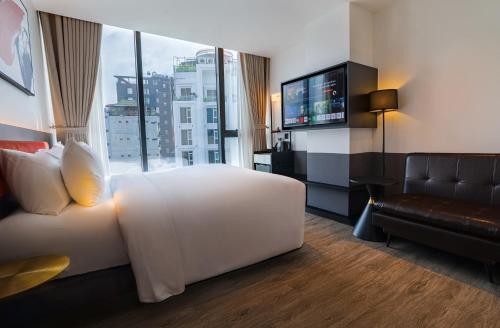 Signature by The Concept Hotel HCMC 現代設計風格客房，紅色管線裝飾搭配落地窗，俯瞰胡志明市市景