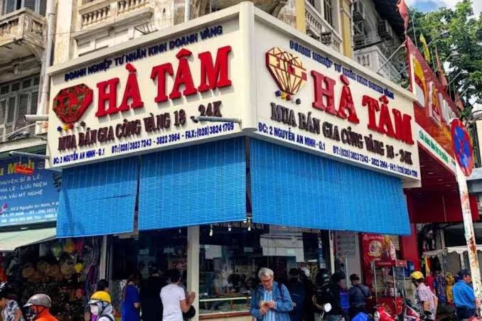 Ha Tam 金店外觀，位於濱城市場旁，是胡志明市匯率最好的換錢所之一 / Win Royal Spa 皇家越式按摩