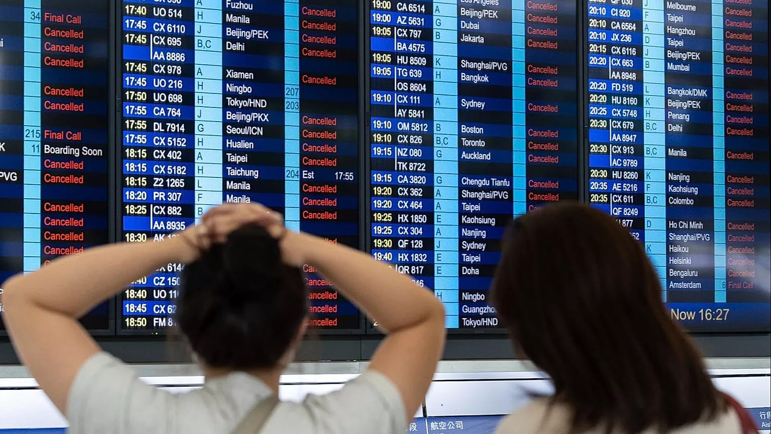 台风过后机场大批旅客滞留，背景显示板全部显示 Cancelled 航班取消，提醒旅客申请越南电子签证时预留弹性日期 / Win Royal Spa 皇家越式按摩