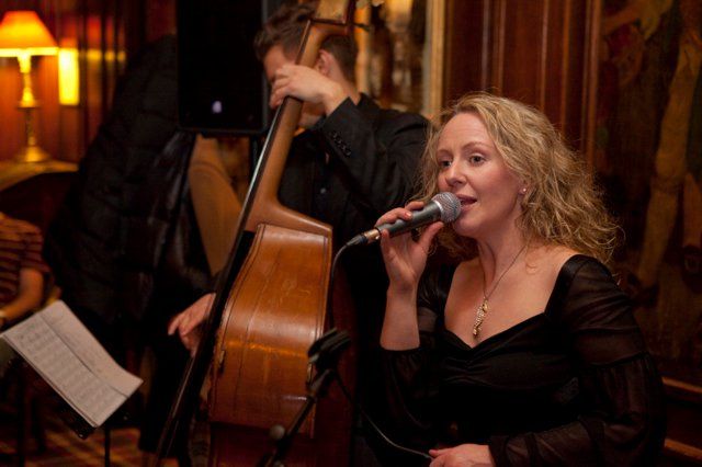 Mette singing at a concert