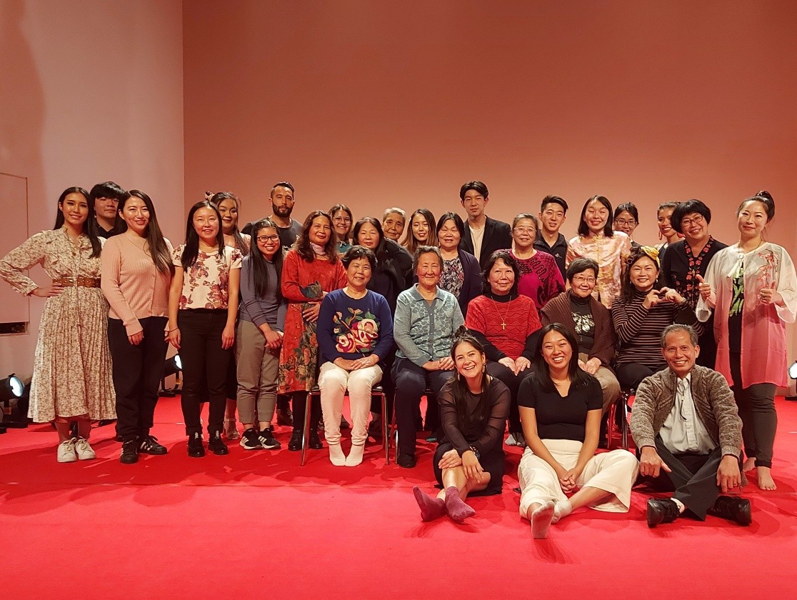 A large group of Chinese people posing for a photo