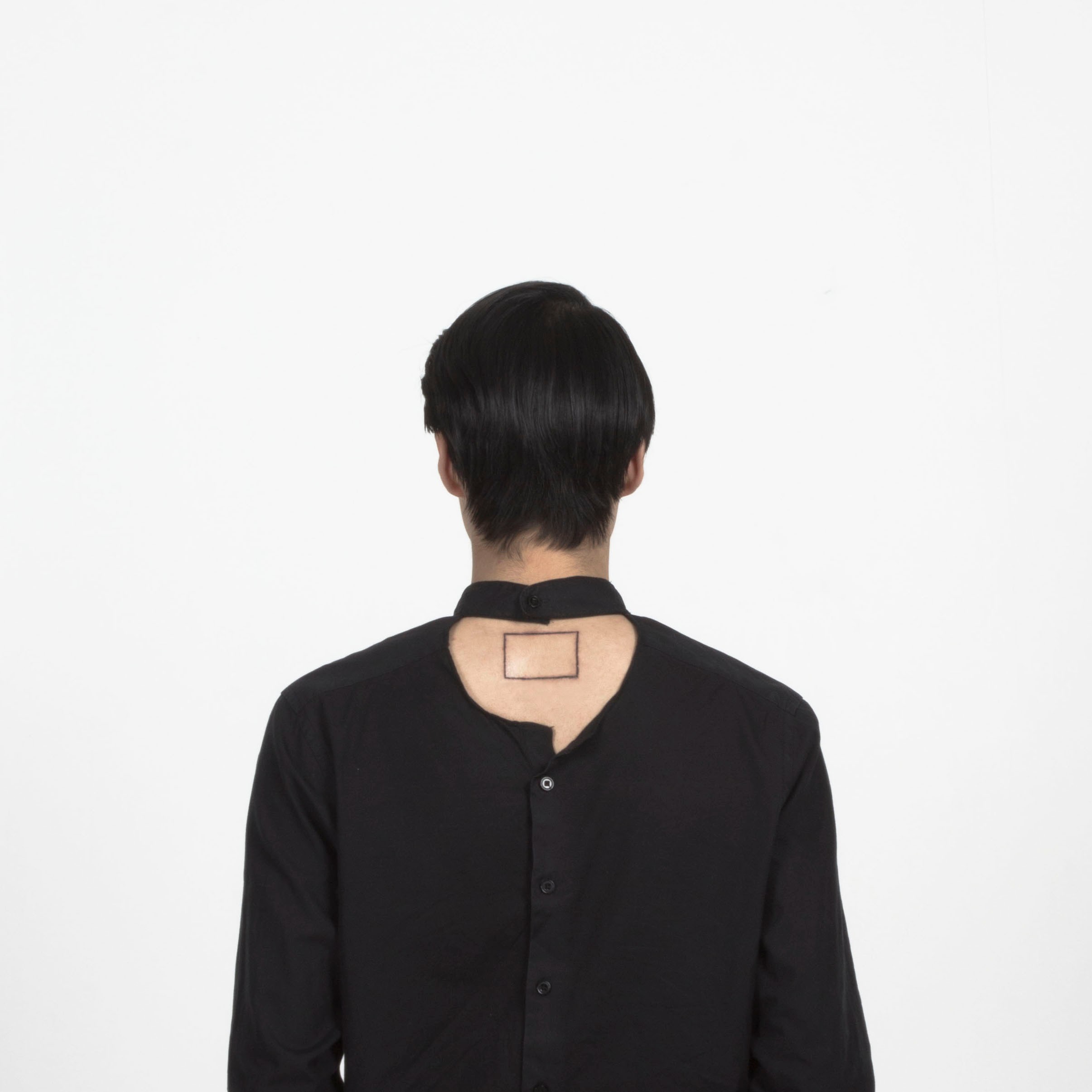 Steven, photographed from behind with a 6x4 outline marked across his shoulders.