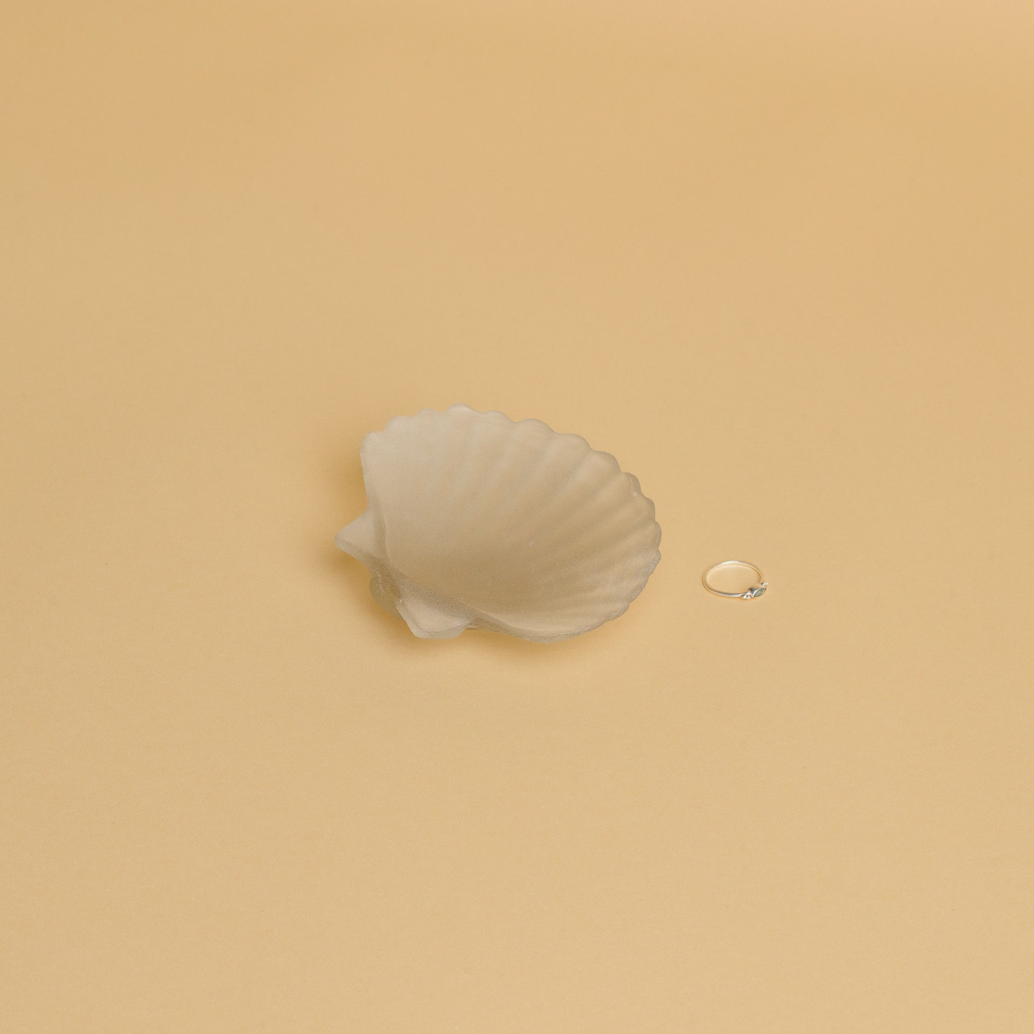 A beige glass scallop shell 