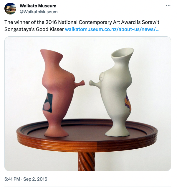 Screenshot of a twitter post with a photo of the two vases leaning in to kiss.
