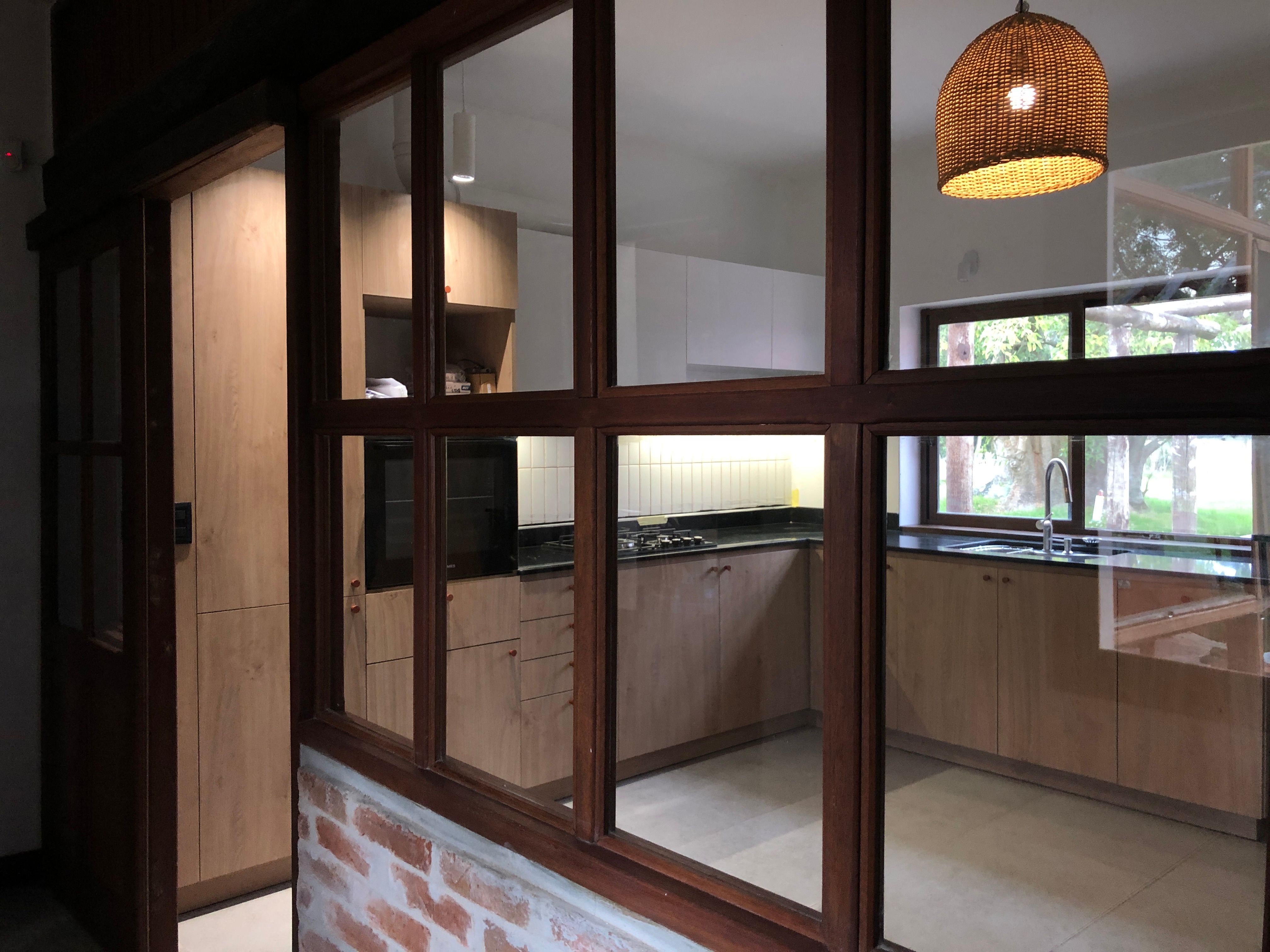 Visita hacia la cocina renovada.