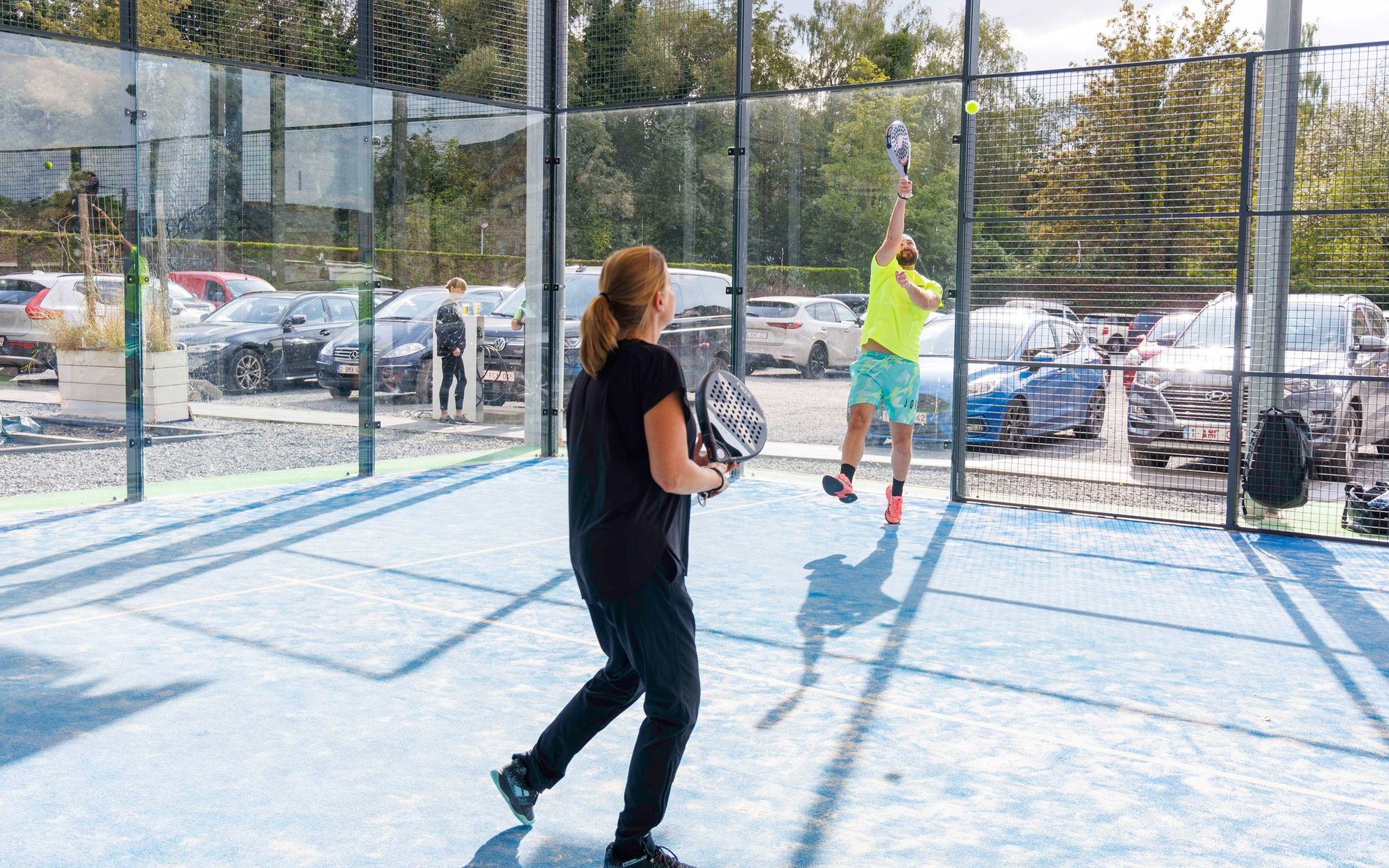 personnes pratiquant le padel à l'aramis club de Nimy