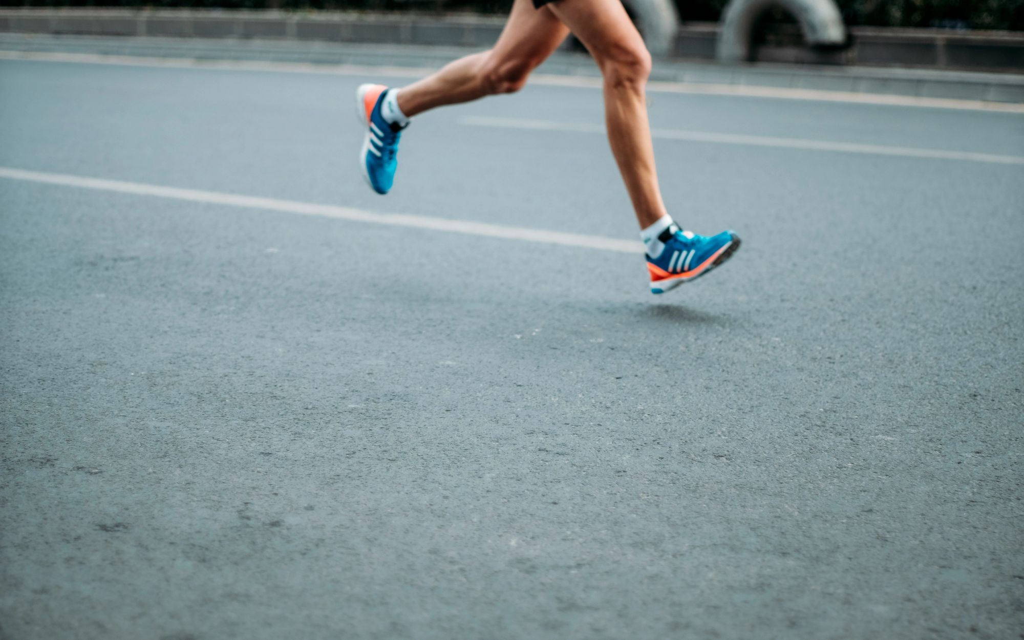 une personne qui pratique la course à pied
