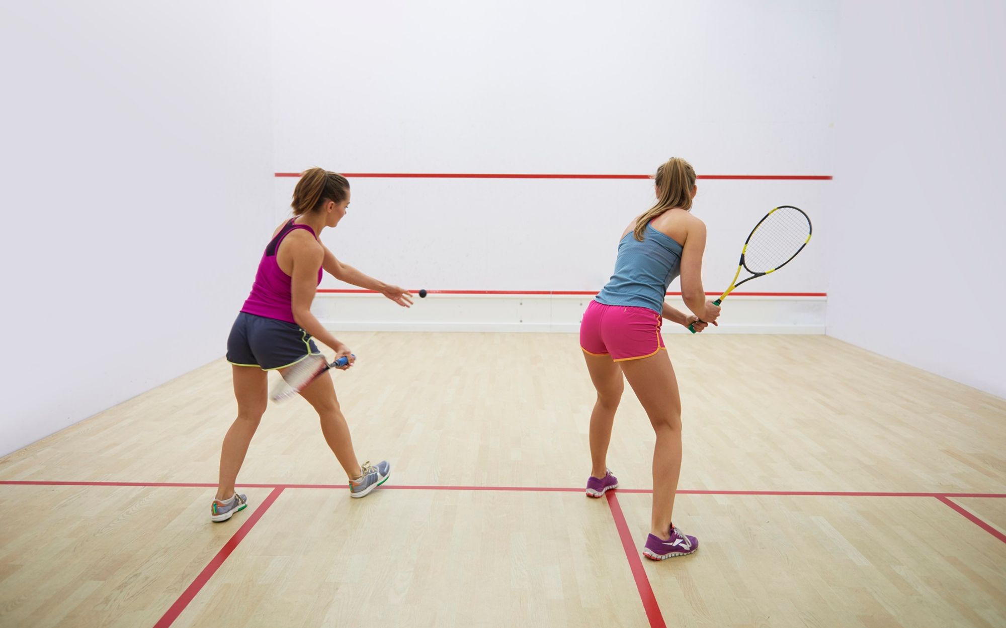 deux personnes pratiquant le squash