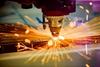 CNC-Laserschneiden von Metall im Industriebereich.