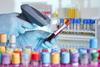 Scansione codici a barre sulla provetta in laboratorio