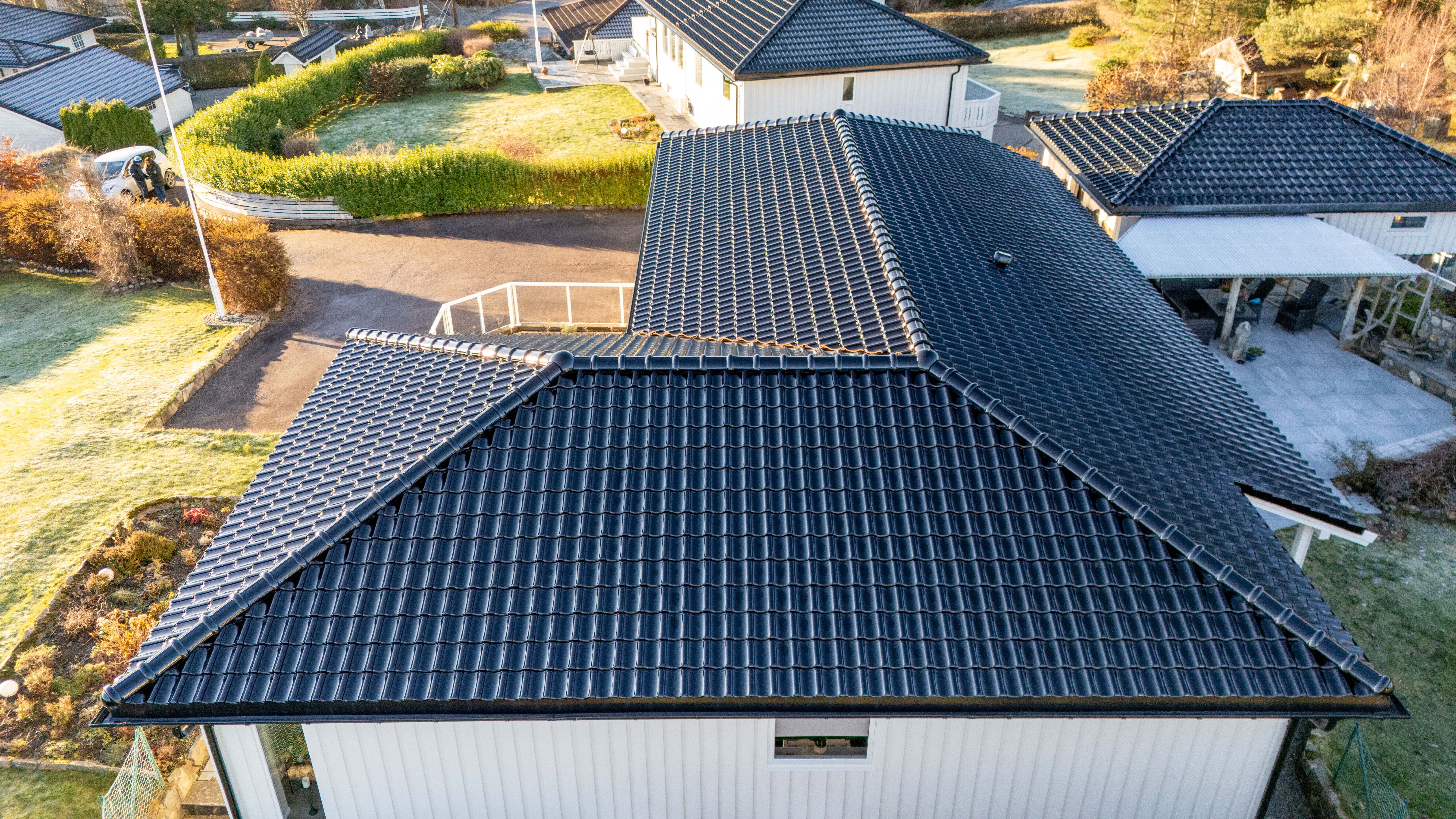 Enebolig sett fra vinkel- utført av takbytte