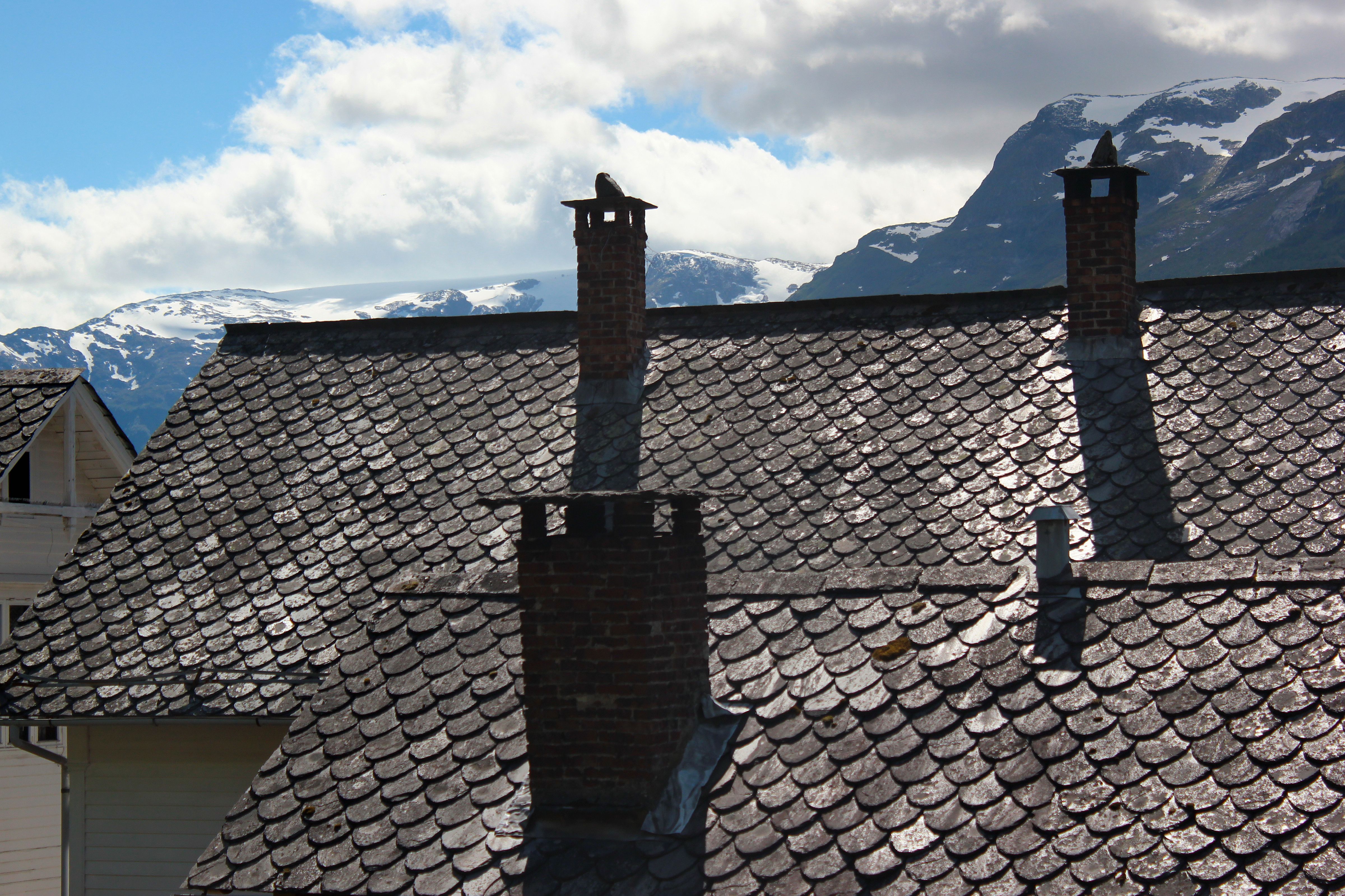 Tradisjonelt gammelt skifertak på norsk bolig 