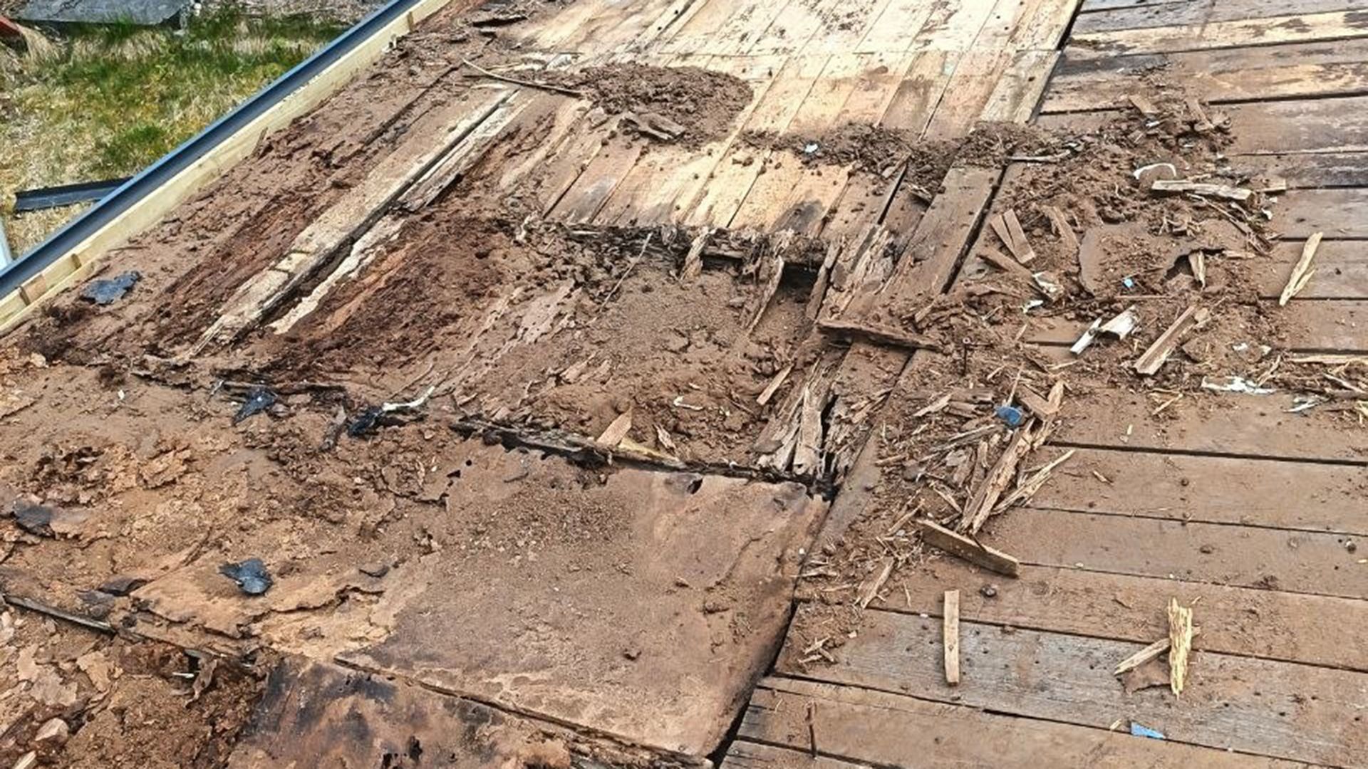 Råteskader i takkonstruksjon oppdaget under takbytte