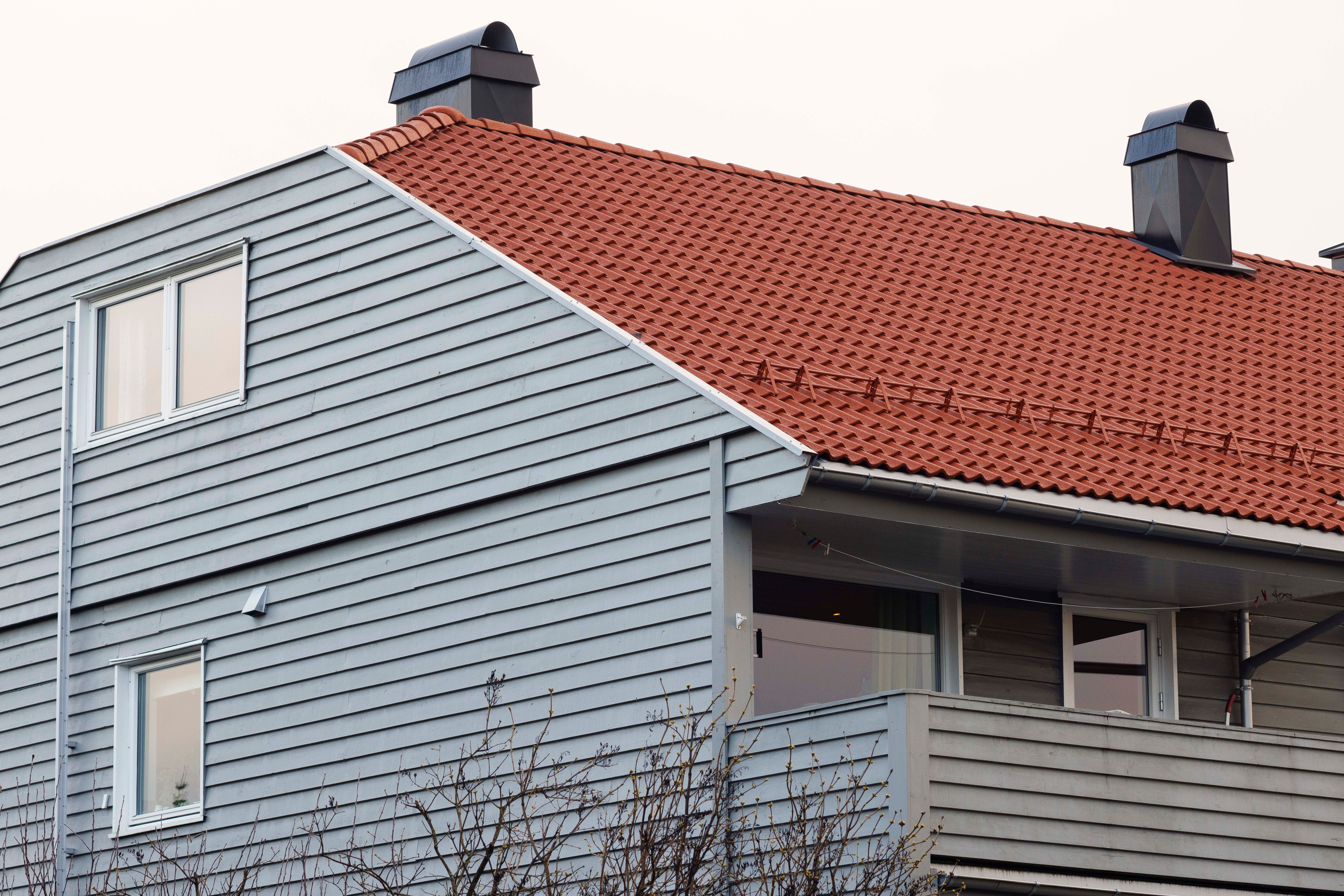 Hus sett fra siden med nye røde taksten